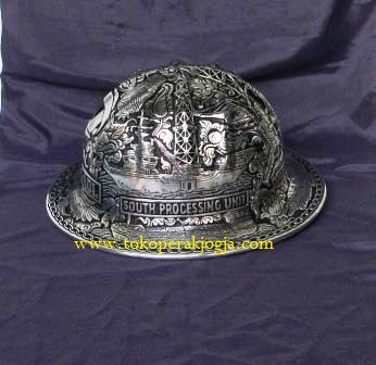 helm ukir, helm tatah, helm perak, kerajinan helm kotagede
