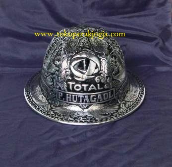 helm ukir, helm tatah, helm perak, kerajinan helm kotagede