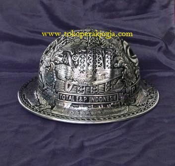 helm ukir, helm tatah, helm perak, kerajinan helm kotagede