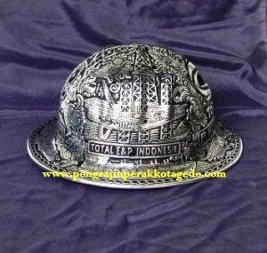 helm pt total, Helm ukir perak, helm ukir, helm tatah, pengrajin helm ukir kotagede, toko helm perak, helm ukir silver, helm tembaga, helm kuningan, helm alumunium, engraved hard hat, engraved hard hat for sale, engraved aluminum hard hat, brass hard hats, copper hard hats, engraved silver hard hat, personalized hard hats, carved hard hat, Carved helmet, hand carved hard hats, engraved hard hats indonesia, Silver carving helmet, custom hard hat