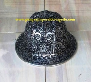 helm ukir, helm tatah, helm perak, kerajinan helm Kotagede, helm alumunium, helm tembaga, helm kuningan