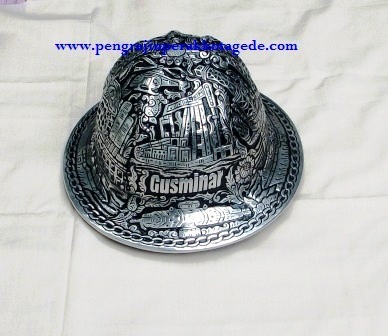 helm ukir, helm tatah, helm perak, kerajinan helm Kotagede, helm alumunium, helm tembaga, helm kuningan