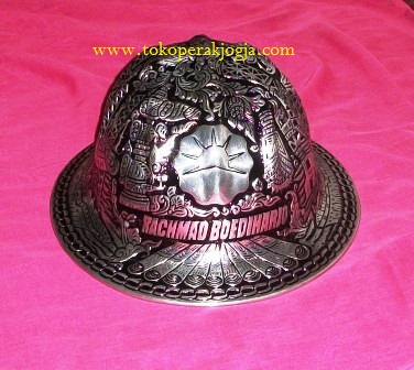 helm ukir, helm tatah, helm perak, kerajinan helm kotagede