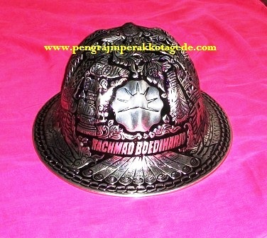Helm ukir perak, helm ukir, helm tatah, pengrajin helm ukir kotagede, toko helm perak, helm ukir silver, helm ukir tembaga, helm ukir kuningan, helm ukir alumunium, engraved hard hat, engraved hard hat for sale, engraved aluminum hard hat, brass hard hats, copper hard hats, engraved silver hard hat, personalized hard hats, carved hard hat, Carved helmet, hand carved hard hats, engraved hard hats indonesia, Silver carving helmet, custom hard hat