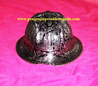 Helm ukir perak, pengrajin helm ukir, helm ukir kotagede, toko helm perak, helm ukir silver, helm ukir tembaga, helm ukir kuningan, helm ukir alumunium, harga helm ukir, Plakat helm ukir, helm ukir