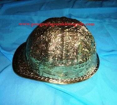 helm ukir, helm tatah, helm perak, kerajinan helm Kotagede, helm alumunium, helm tembaga, helm kuningan