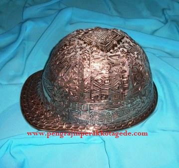 helm ukir, helm tatah, helm perak, kerajinan helm Kotagede, helm alumunium, helm tembaga, helm kuningan