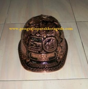 Helm ukir perak, helm ukir, helm tatah, pengrajin helm ukir kotagede, toko helm perak, helm ukir silver, helm tembaga, helm kuningan, helm alumunium, engraved hard hat, engraved hard hat for sale, engraved aluminum hard hat, brass hard hats, copper hard hats, engraved silver hard hat, personalized hard hats, carved hard hat, Carved helmet, hand carved hard hats, engraved hard hats indonesia, Silver carving helmet, custom hard hat, helm pt freeport
