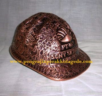 helm ukir, helm ukir tembaga, helm tatah, hard had, helm kotagede, pengrajin helm