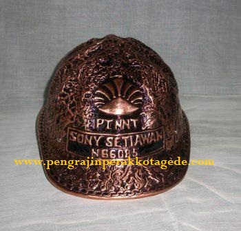 helm ukir, helm ukir tembaga, helm tatah, hard had, helm kotagede, pengrajin helm