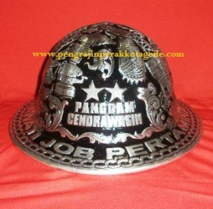 Helm ukir perak, helm ukir, helm tatah, pengrajin helm ukir kotagede, toko helm perak, helm ukir silver, helm ukir tembaga, helm ukir kuningan, helm ukir alumunium, engraved hard hat, engraved hard hat for sale, engraved aluminum hard hat, brass hard hats, copper hard hats, engraved silver hard hat, personalized hard hats, carved hard hat, Carved helmet, hand carved hard hats, engraved hard hats indonesia, Silver carving helmet, custom hard hat