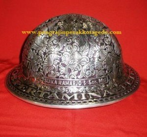 Helm ukir perak, helm ukir, helm tatah, pengrajin helm ukir kotagede, toko helm perak, helm ukir silver, helm ukir tembaga, helm ukir kuningan, helm ukir alumunium, engraved hard hat, engraved hard hat for sale, engraved aluminum hard hat, brass hard hats, copper hard hats, engraved silver hard hat, personalized hard hats, carved hard hat, Carved helmet, hand carved hard hats, engraved hard hats indonesia, Silver carving helmet, custom hard hat