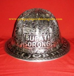 Helm ukir perak, helm ukir, helm tatah, pengrajin helm ukir kotagede, toko helm perak, helm ukir silver, helm ukir tembaga, helm ukir kuningan, helm ukir alumunium, engraved hard hat, engraved hard hat for sale, engraved aluminum hard hat, brass hard hats, copper hard hats, engraved silver hard hat, personalized hard hats, carved hard hat, Carved helmet, hand carved hard hats, engraved hard hats indonesia, Silver carving helmet, custom hard hat