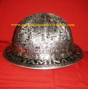Helm ukir perak, helm ukir, helm tatah, pengrajin helm ukir kotagede, toko helm perak, helm ukir silver, helm ukir tembaga, helm ukir kuningan, helm ukir alumunium, engraved hard hat, engraved hard hat for sale, engraved aluminum hard hat, brass hard hats, copper hard hats, engraved silver hard hat, personalized hard hats, carved hard hat, Carved helmet, hand carved hard hats, engraved hard hats indonesia, Silver carving helmet, custom hard hat