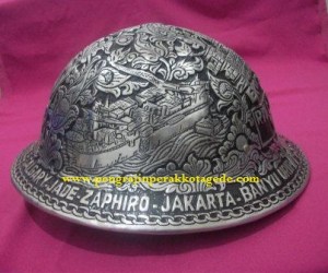 Helm ukir perak, helm ukir, helm tatah, pengrajin helm ukir kotagede, toko helm perak, helm ukir silver, helm ukir tembaga, helm ukir kuningan, helm ukir alumunium, engraved hard hat, engraved hard hat for sale, engraved aluminum hard hat, brass hard hats, copper hard hats, engraved silver hard hat, personalized hard hats, carved hard hat, Carved helmet, hand carved hard hats, engraved hard hats indonesia, Silver carving helmet, custom hard hat, pt exon mobil