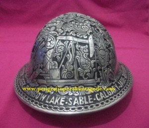 Helm ukir perak, helm ukir, helm tatah, pengrajin helm ukir kotagede, toko helm perak, helm ukir silver, helm ukir tembaga, helm ukir kuningan, helm ukir alumunium, engraved hard hat, engraved hard hat for sale, engraved aluminum hard hat, brass hard hats, copper hard hats, engraved silver hard hat, personalized hard hats, carved hard hat, Carved helmet, hand carved hard hats, engraved hard hats indonesia, Silver carving helmet, custom hard hat, pt exon mobil