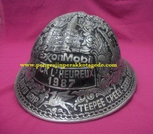 Helm ukir perak, helm ukir, helm tatah, pengrajin helm ukir kotagede, toko helm perak, helm ukir silver, helm ukir tembaga, helm ukir kuningan, helm ukir alumunium, engraved hard hat, engraved hard hat for sale, engraved aluminum hard hat, brass hard hats, copper hard hats, engraved silver hard hat, personalized hard hats, carved hard hat, Carved helmet, hand carved hard hats, engraved hard hats indonesia, Silver carving helmet, custom hard hat, pt exon mobil