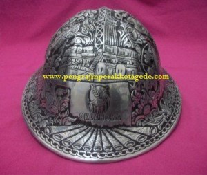Helm ukir perak, helm ukir, helm tatah, pengrajin helm ukir kotagede, toko helm perak, helm ukir silver, helm ukir tembaga, helm ukir kuningan, helm ukir alumunium, engraved hard hat, engraved hard hat for sale, engraved aluminum hard hat, brass hard hats, copper hard hats, engraved silver hard hat, personalized hard hats, carved hard hat, Carved helmet, hand carved hard hats, engraved hard hats indonesia, Silver carving helmet, custom hard hat, pt oklahoma