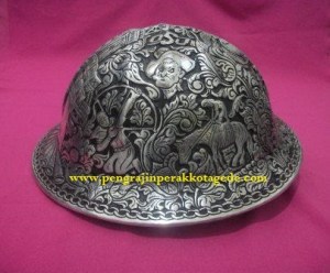 Helm ukir perak, helm ukir, helm tatah, pengrajin helm ukir kotagede, toko helm perak, helm ukir silver, helm ukir tembaga, helm ukir kuningan, helm ukir alumunium, engraved hard hat, engraved hard hat for sale, engraved aluminum hard hat, brass hard hats, copper hard hats, engraved silver hard hat, personalized hard hats, carved hard hat, Carved helmet, hand carved hard hats, engraved hard hats indonesia, Silver carving helmet, custom hard hat