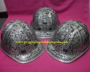 Helm ukir perak, helm ukir, helm tatah, pengrajin helm ukir kotagede, toko helm perak, helm ukir silver, helm ukir tembaga, helm ukir kuningan, helm ukir alumunium, engraved hard hat, engraved hard hat for sale, engraved aluminum hard hat, brass hard hats, copper hard hats, engraved silver hard hat, personalized hard hats, carved hard hat, Carved helmet, hand carved hard hats, engraved hard hats indonesia, Silver carving helmet, custom hard hat