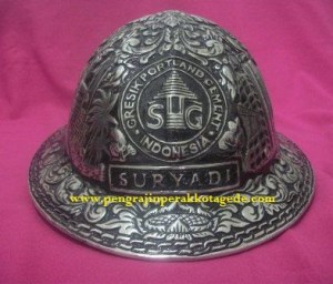 helm pt semen indonesia, Helm ukir perak, helm ukir, helm tatah, pengrajin helm ukir kotagede, toko helm perak, helm ukir silver, helm ukir tembaga, helm ukir kuningan, helm ukir alumunium, engraved hard hat, engraved hard hat for sale, engraved aluminum hard hat, brass hard hats, copper hard hats, engraved silver hard hat, personalized hard hats, carved hard hat, Carved helmet, hand carved hard hats, engraved hard hats indonesia, Silver carving helmet, custom hard hat