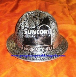 Helm ukir perak, helm ukir, helm tatah, pengrajin helm ukir kotagede, toko helm perak, helm ukir silver, helm ukir tembaga, helm ukir kuningan, helm ukir alumunium, engraved hard hat, engraved hard hat for sale, engraved aluminum hard hat, brass hard hats, copper hard hats, engraved silver hard hat, personalized hard hats, carved hard hat, Carved helmet, hand carved hard hats, engraved hard hats indonesia, Silver carving helmet, custom hard hat