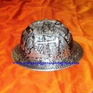 Helm ukir perak, helm ukir, helm tatah, pengrajin helm ukir kotagede, toko helm perak, helm ukir silver, helm ukir tembaga, helm ukir kuningan, helm ukir alumunium, engraved hard hat, engraved hard hat for sale, engraved aluminum hard hat, brass hard hats, copper hard hats, engraved silver hard hat, personalized hard hats, carved hard hat, Carved helmet, hand carved hard hats, engraved hard hats indonesia, Silver carving helmet, custom hard hat