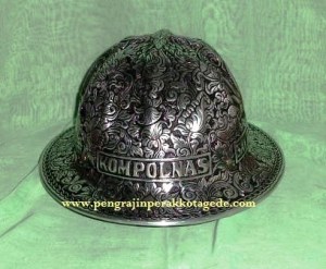 Helm ukir perak, helm ukir, helm tatah, pengrajin helm ukir kotagede, toko helm perak, helm ukir silver, helm ukir tembaga, helm ukir kuningan, helm ukir alumunium, engraved hard hat, engraved hard hat for sale, engraved aluminum hard hat, brass hard hats, copper hard hats, engraved silver hard hat, personalized hard hats, carved hard hat, Carved helmet, hand carved hard hats, engraved hard hats indonesia, Silver carving helmet, custom hard hat