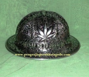Helm ukir perak, helm ukir, helm tatah, pengrajin helm ukir kotagede, toko helm perak, helm ukir silver, helm ukir tembaga, helm ukir kuningan, helm ukir alumunium, engraved hard hat, engraved hard hat for sale, engraved aluminum hard hat, brass hard hats, copper hard hats, engraved silver hard hat, personalized hard hats, carved hard hat, Carved helmet, hand carved hard hats, engraved hard hats indonesia, Silver carving helmet, custom hard hat