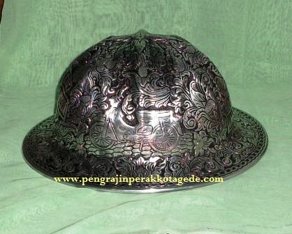 helm ukir, helm tatah, helm perak, kerajinan helm Kotagede, , hard hat, helm alumunium, helm tembaga, helm kuningan
