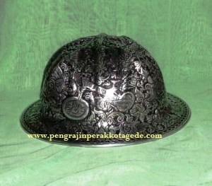 Helm ukir perak, helm ukir, helm tatah, pengrajin helm ukir kotagede, toko helm perak, helm ukir silver, helm ukir tembaga, helm ukir kuningan, helm ukir alumunium, engraved hard hat, engraved hard hat for sale, engraved aluminum hard hat, brass hard hats, copper hard hats, engraved silver hard hat, personalized hard hats, carved hard hat, Carved helmet, hand carved hard hats, engraved hard hats indonesia, Silver carving helmet, custom hard hat
