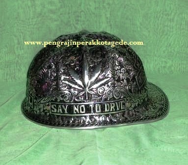helm ukir, helm tatah, helm perak, kerajinan helm Kotagede, , hard hat, helm alumunium, helm tembaga, helm kuningan