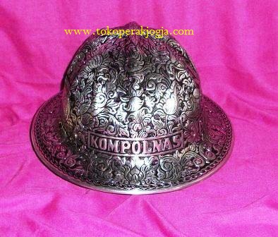 helm perak, kerajinan helm, helm logam, helm ukir, helm tatah, helm tembaga, helm alumunium