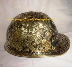 Helm ukir perak, helm ukir, helm tatah, pengrajin helm ukir kotagede, toko helm perak, helm ukir silver, helm tembaga, helm kuningan, helm alumunium, engraved hard hat, engraved hard hat for sale, engraved aluminum hard hat, brass hard hats, copper hard hats, engraved silver hard hat, personalized hard hats, carved hard hat, Carved helmet, hand carved hard hats, engraved hard hats indonesia, Silver carving helmet, custom hard hat
