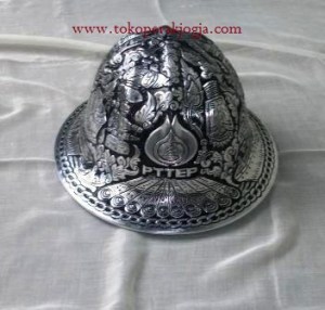 Helm ukir perak, helm ukir, helm tatah, pengrajin helm ukir kotagede, toko helm perak, helm ukir silver, helm ukir tembaga, helm ukir kuningan, helm ukir alumunium, engraved hard hat, engraved hard hat for sale, engraved aluminum hard hat, brass hard hats, copper hard hats, engraved silver hard hat, personalized hard hats, carved hard hat, Carved helmet, hand carved hard hats, engraved hard hats indonesia, Silver carving helmet, custom hard hat