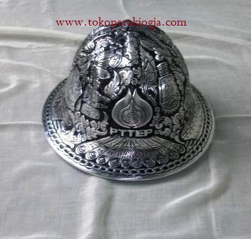 helm ukir, helm tatah, helm perak, kerajinan helm kotagede