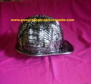 Helm ukir perak, helm ukir, helm tatah, pengrajin helm ukir kotagede, toko helm perak, helm ukir silver, helm ukir tembaga, helm ukir kuningan, helm ukir alumunium, engraved hard hat, engraved hard hat for sale, engraved aluminum hard hat, brass hard hats, copper hard hats, engraved silver hard hat, personalized hard hats, carved hard hat, Carved helmet, hand carved hard hats, engraved hard hats indonesia, Silver carving helmet, custom hard hat