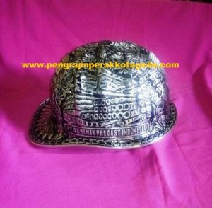 Helm ukir perak, helm ukir, helm tatah, pengrajin helm ukir kotagede, toko helm perak, helm ukir silver, helm ukir tembaga, helm ukir kuningan, helm ukir alumunium, engraved hard hat, engraved hard hat for sale, engraved aluminum hard hat, brass hard hats, copper hard hats, engraved silver hard hat, personalized hard hats, carved hard hat, Carved helmet, hand carved hard hats, engraved hard hats indonesia, Silver carving helmet, custom hard hat