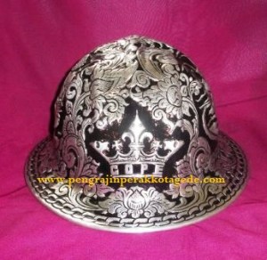 Helm ukir perak, helm ukir, helm tatah, pengrajin helm ukir kotagede, toko helm perak, helm ukir silver, helm ukir tembaga, helm ukir kuningan, helm ukir alumunium, engraved hard hat, engraved hard hat for sale, engraved aluminum hard hat, brass hard hats, copper hard hats, engraved silver hard hat, personalized hard hats, carved hard hat, Carved helmet, hand carved hard hats, engraved hard hats indonesia, Silver carving helmet, custom hard hat