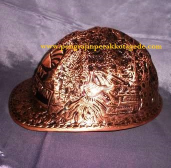 helm ukir freeport, Helm ukir perak, pengrajin helm ukir, helm ukir kotagede, toko helm perak, helm ukir silver, helm ukir tembaga, helm ukir kuningan, helm ukir alumunium, harga helm ukir, Plakat helm ukir,