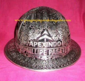 helm ukir apexindo, Helm ukir perak, helm ukir, helm tatah, pengrajin helm ukir kotagede, toko helm perak, helm ukir silver, helm tembaga, helm kuningan, helm alumunium, engraved hard hat, engraved hard hat for sale, engraved aluminum hard hat, brass hard hats, copper hard hats, engraved silver hard hat, personalized hard hats, carved hard hat, Carved helmet, hand carved hard hats, engraved hard hats indonesia, Silver carving helmet, custom hard hat